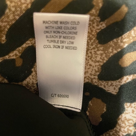 Fit&Flair Dress Animal Print Well made V-Neck Size 10.by Taylor
Worn 1X
EUC - Picture 4 of 4
